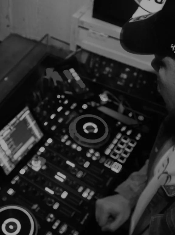 Teyno DJ en train de mixer - Vibration Event - Agence événementielle nantaise